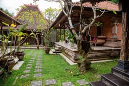 10 Desain Rumah Bali dan Ciri Khasnya yang Buat Tenang