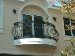 15 Inspirasi Model Pagar Balkon Rumah, Cantik dan Klasik!