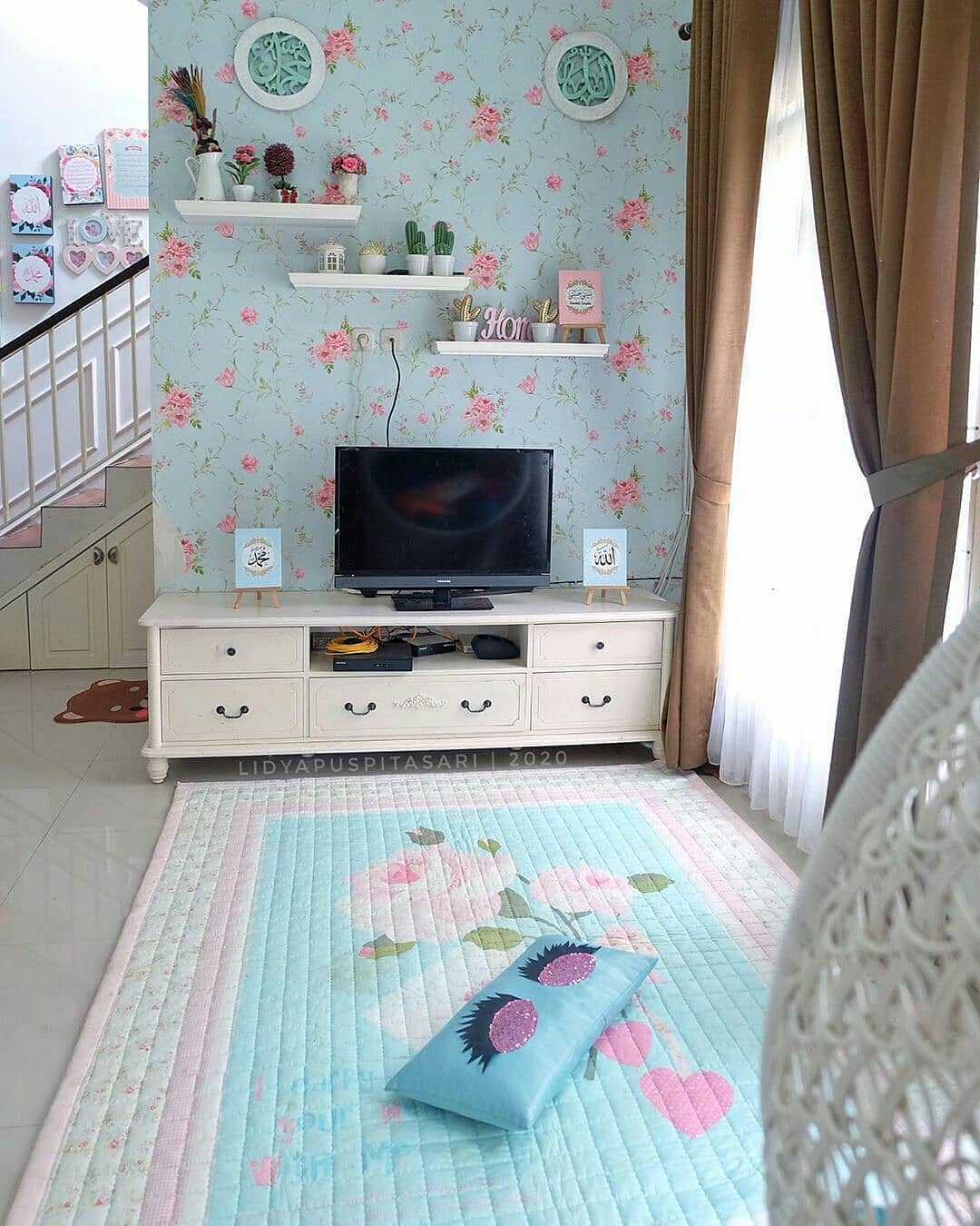 Model Rak TV Rumah Shabby