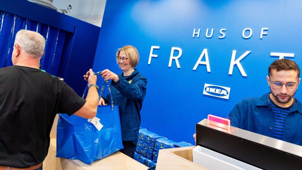 IKEA Membuka Toko Pop-Up 'Hus of FRAKTA' Untuk Tas Biru