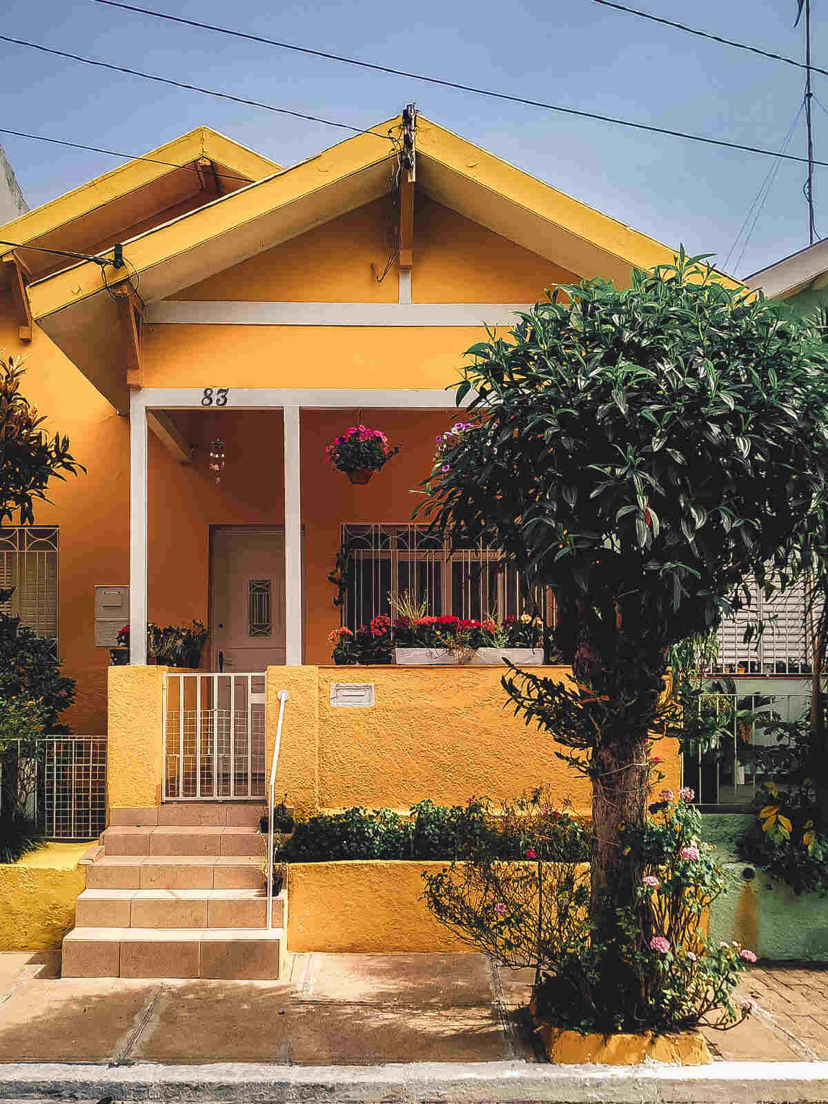 cat rumah warna kuning tampak depan